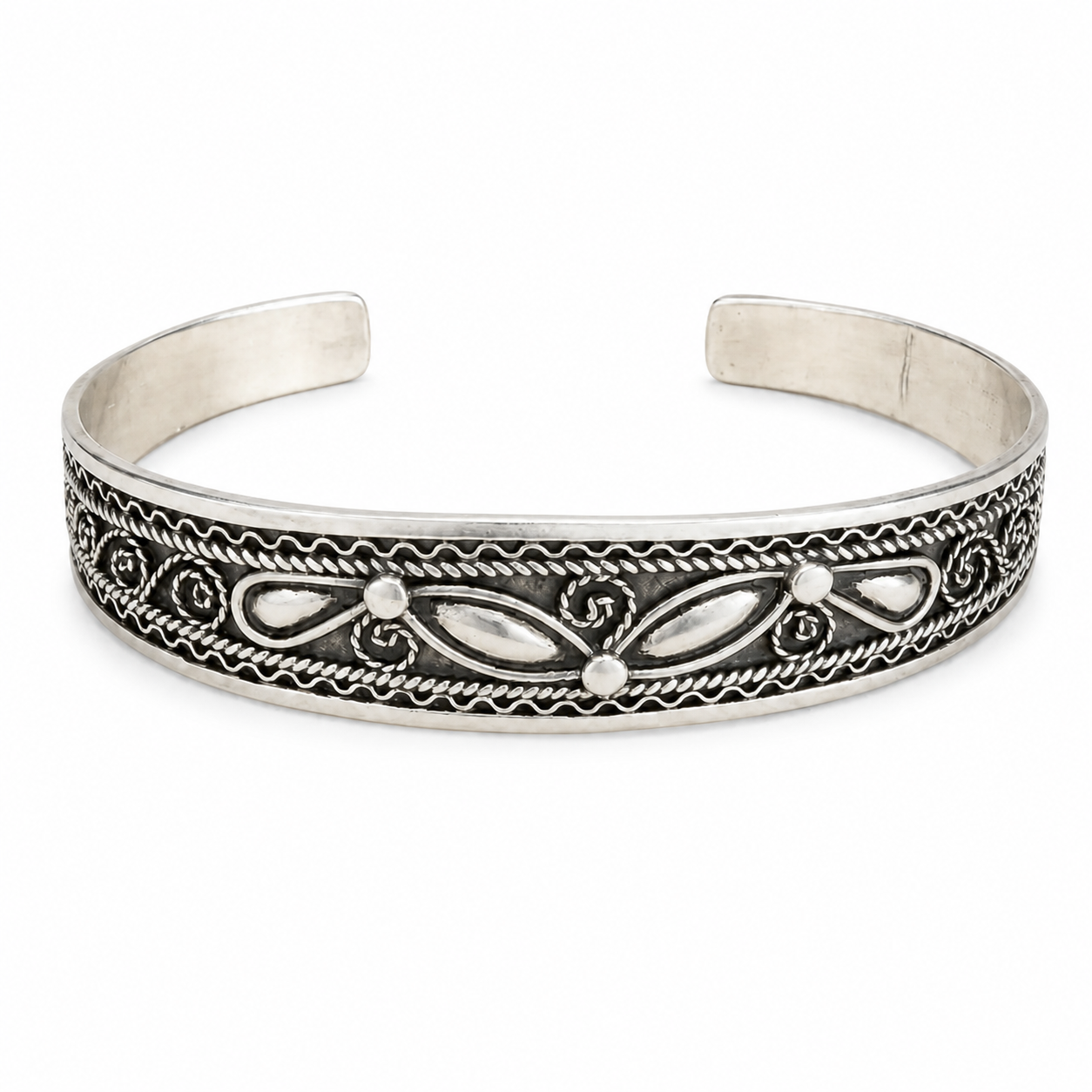 Berber Silver Bracelet – Symbolic Wrist Jewelry Detail
