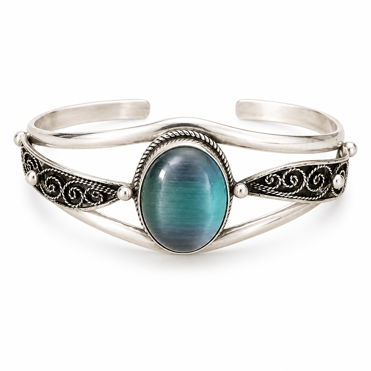 Berber Silver Eye Bracelet – Amazigh Jewelry with Character