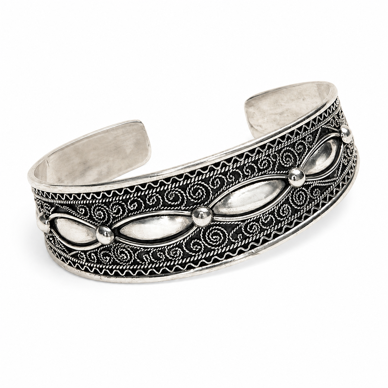 Berber Silver Motif Bracelet – Symbolic Wrist Jewelry Detail
