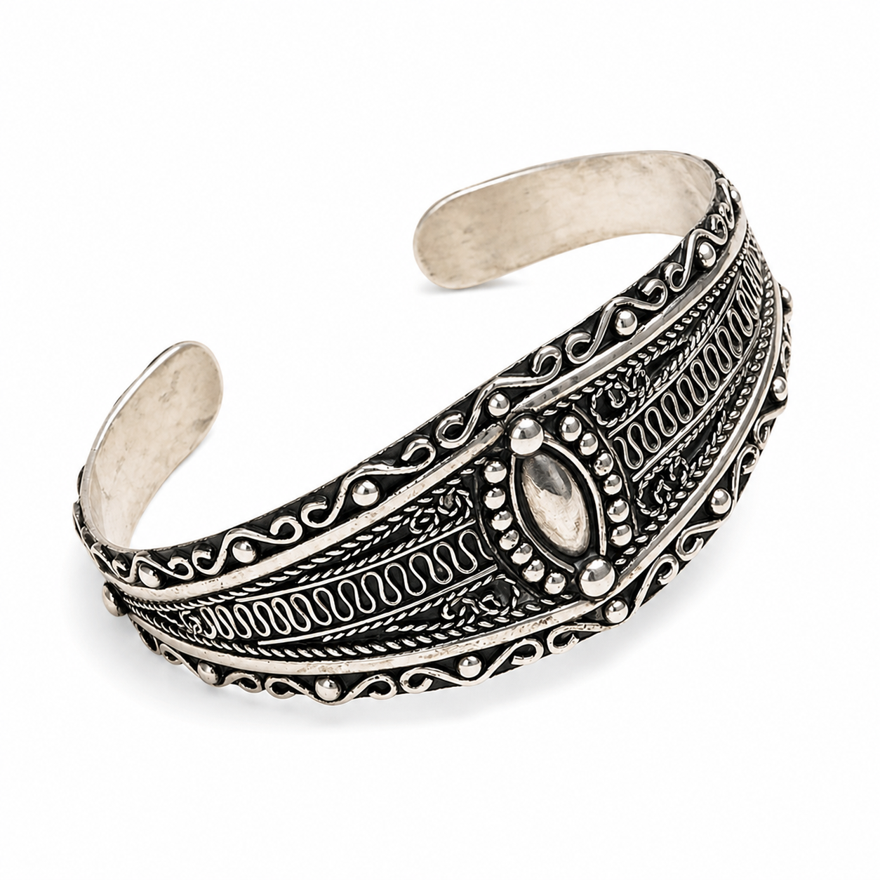 Berber Silver Motif Bracelet – Symbolic Wrist Jewelry Detail