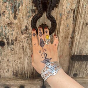 Amazigh Silver Eye Ring – Tribal Silver-Toned Adornment