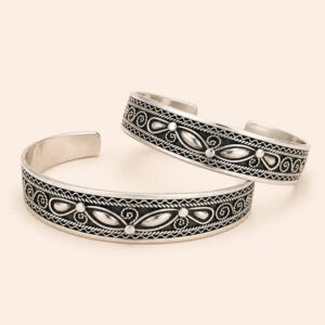 Berber Silver Bracelet – Symbolic Wrist Jewelry Detail