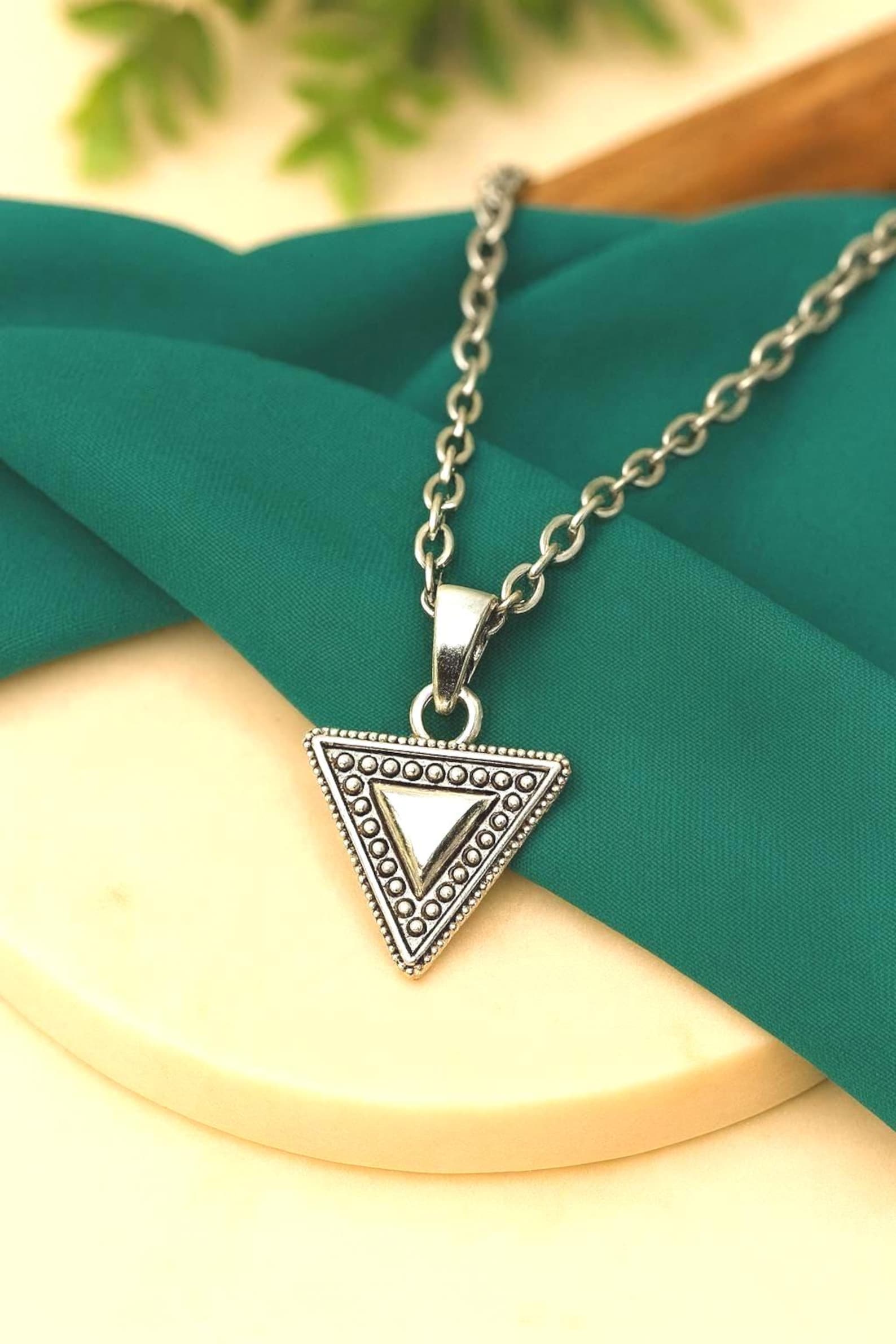 Amazigh ethnique Gold Necklace Women- berbère géométrique triangle