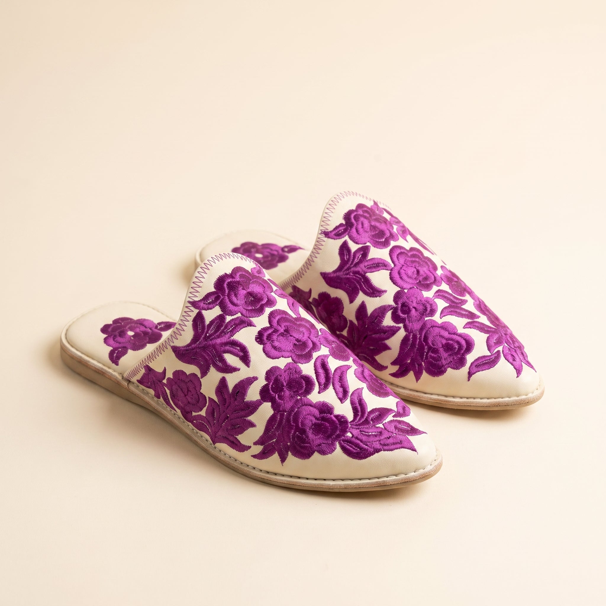 Amazigh Babouche Ivoire Brodée Fleurs Violettes Leather Shoes