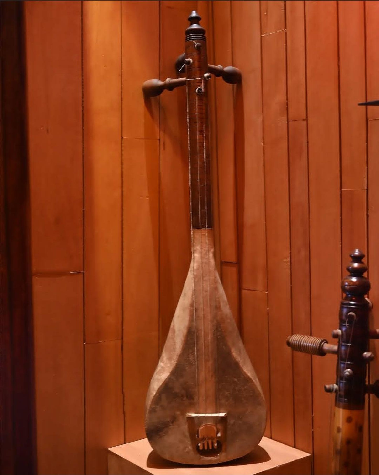Amazigh Traditional Loutar 4-String Plucked Lute Handmade Musical Instrument