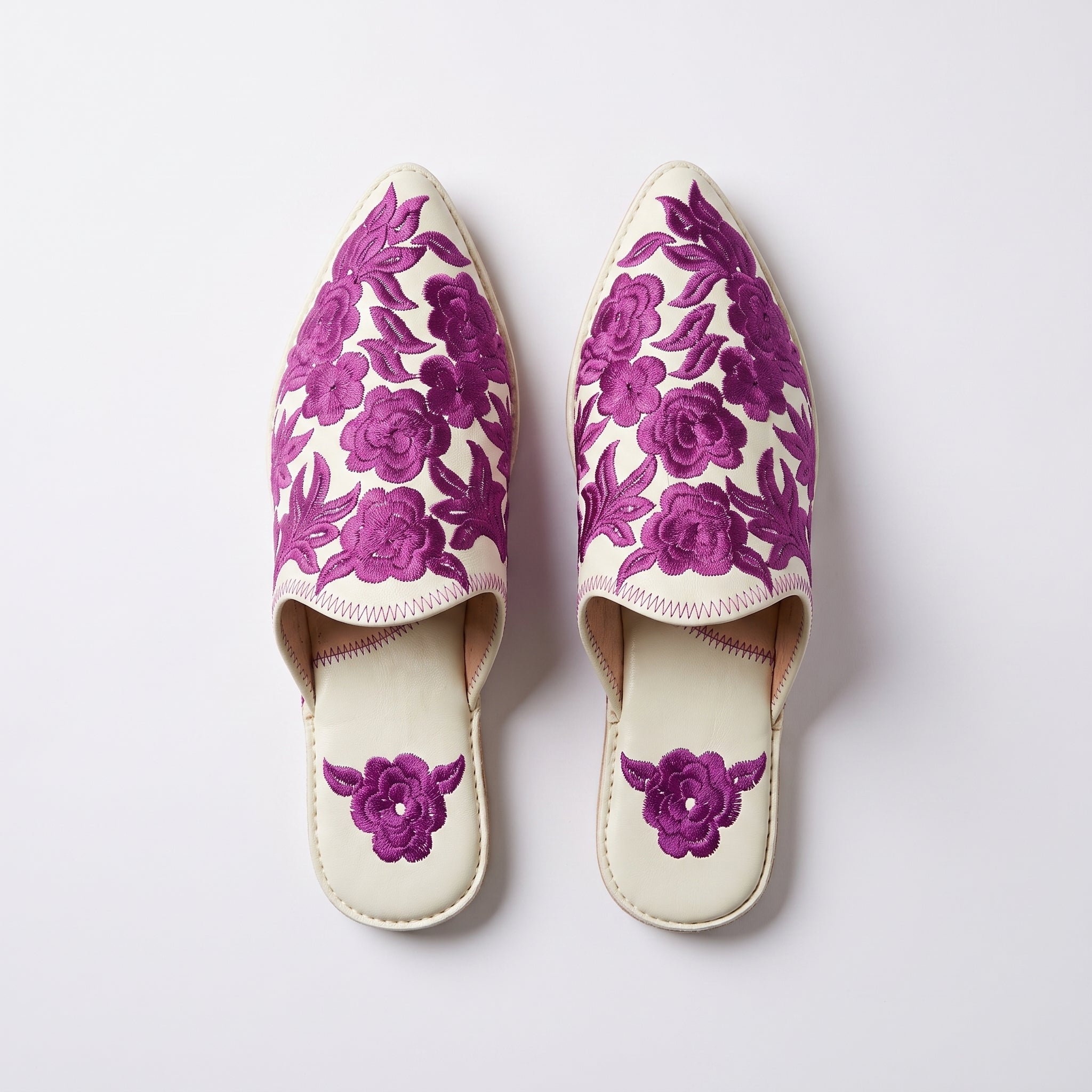 Amazigh Babouche Ivoire Brodée Fleurs Violettes Leather Shoes