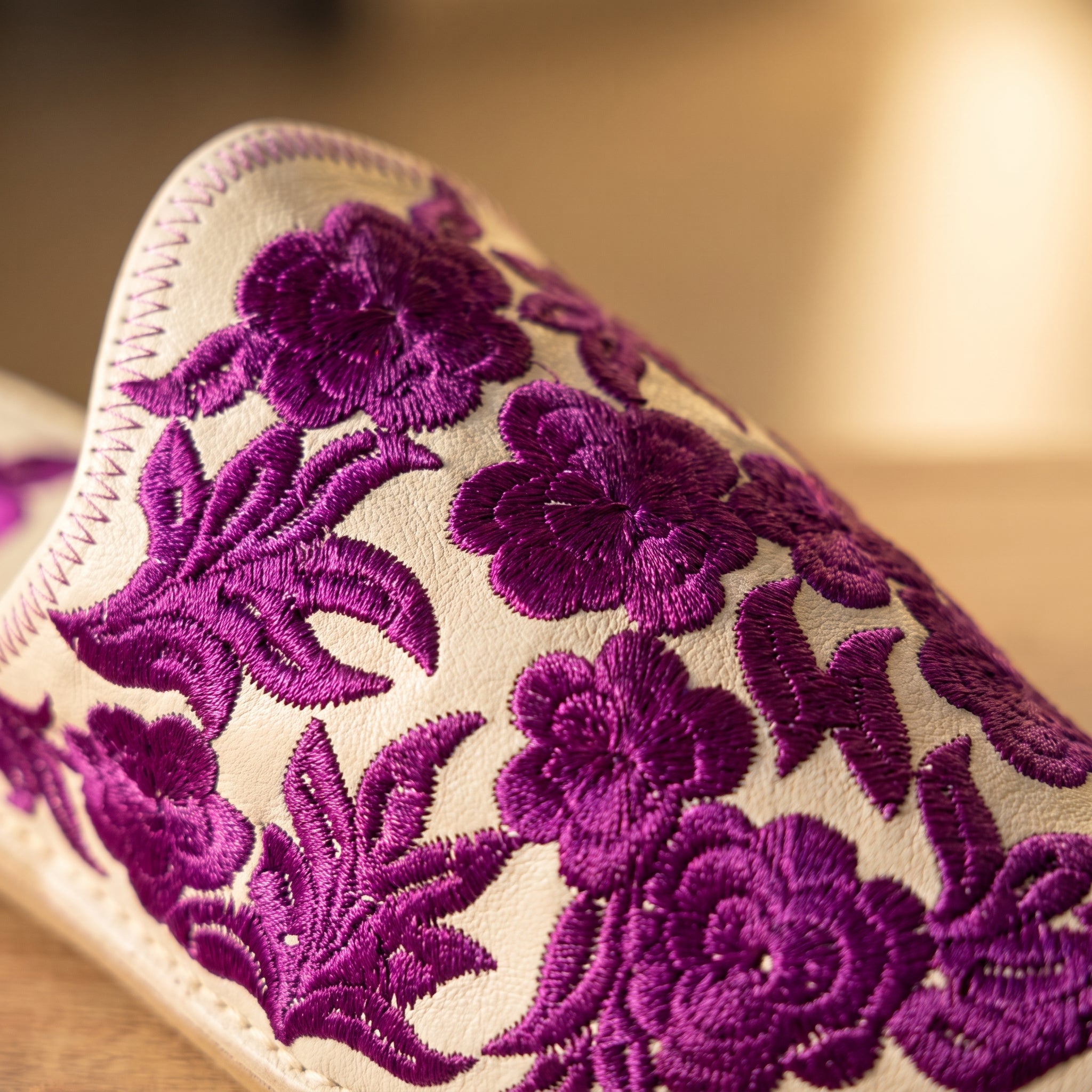 Amazigh Babouche Ivoire Brodée Fleurs Violettes Leather Shoes