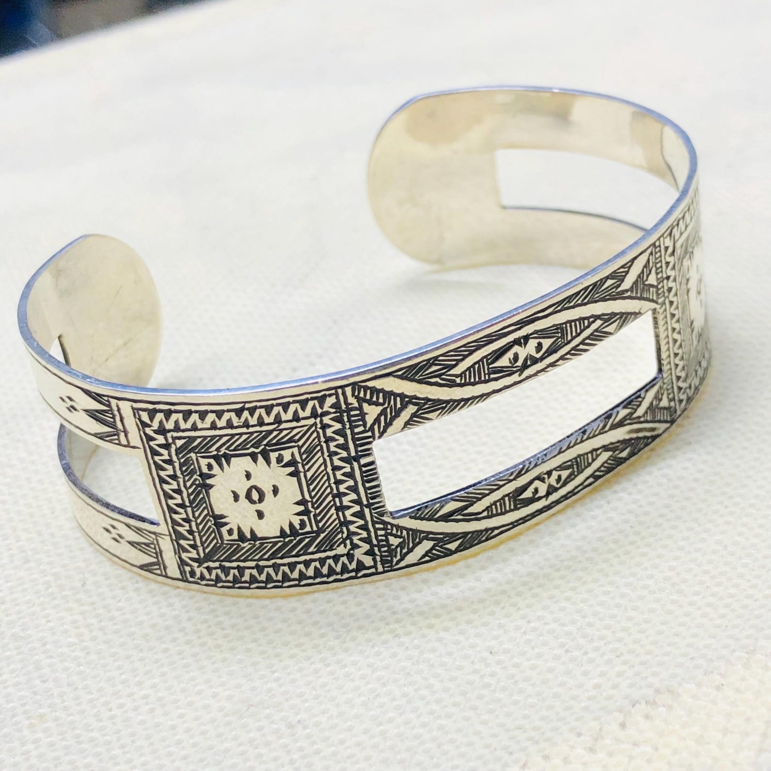 Amazigh Tuareg Berber Gravé Maroc Bracelet with Open Silver Design