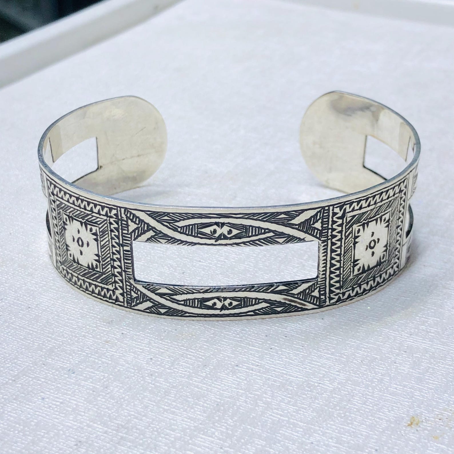 Amazigh Tuareg Berber Gravé Maroc Bracelet with Open Silver Design