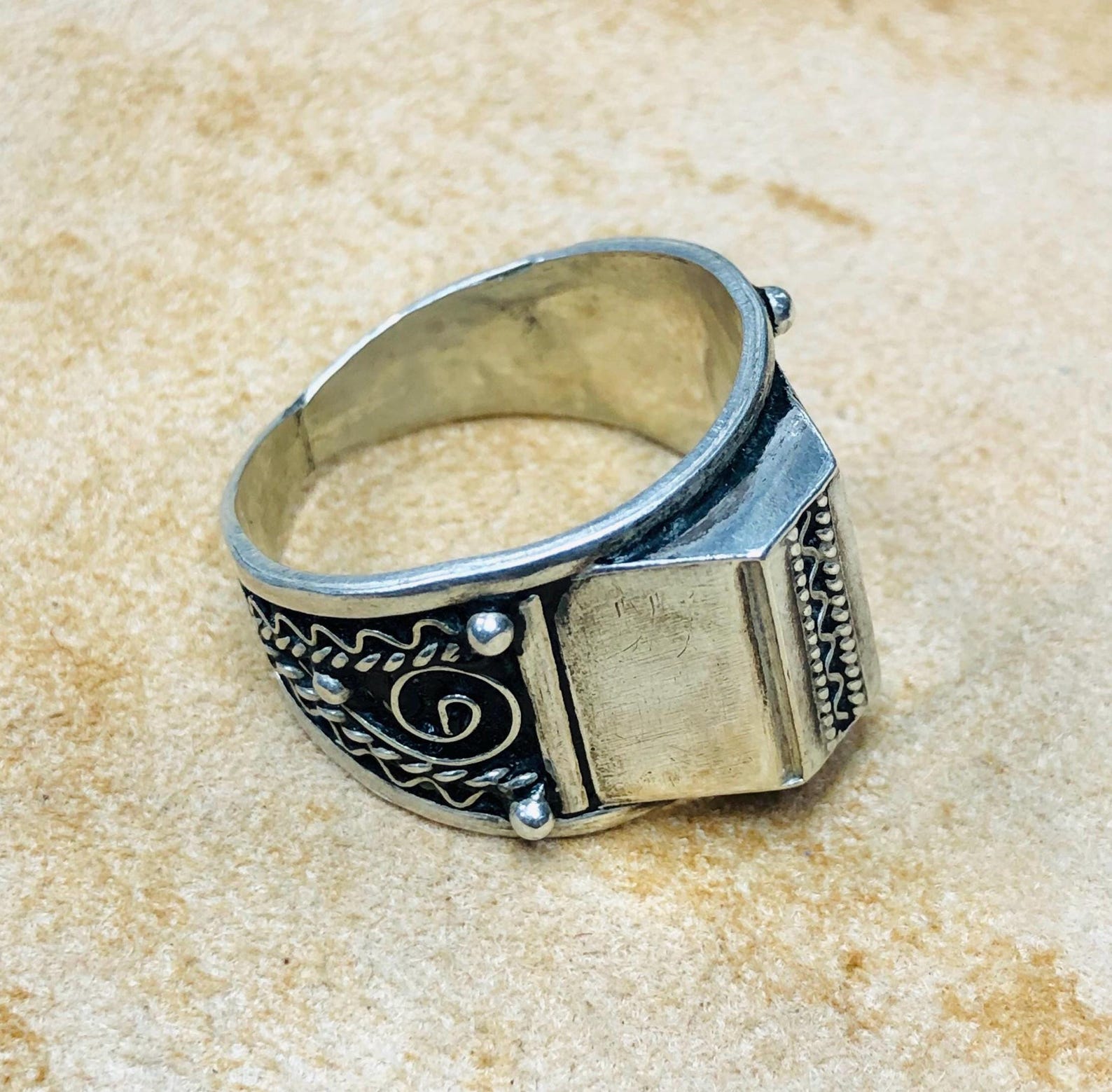 Berber Tuareg Artisanat Silver Ring with Amazigh Tribal Style