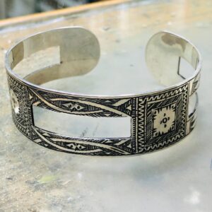 Amazigh Tuareg Berber Gravé Maroc Bracelet with Open Silver Design