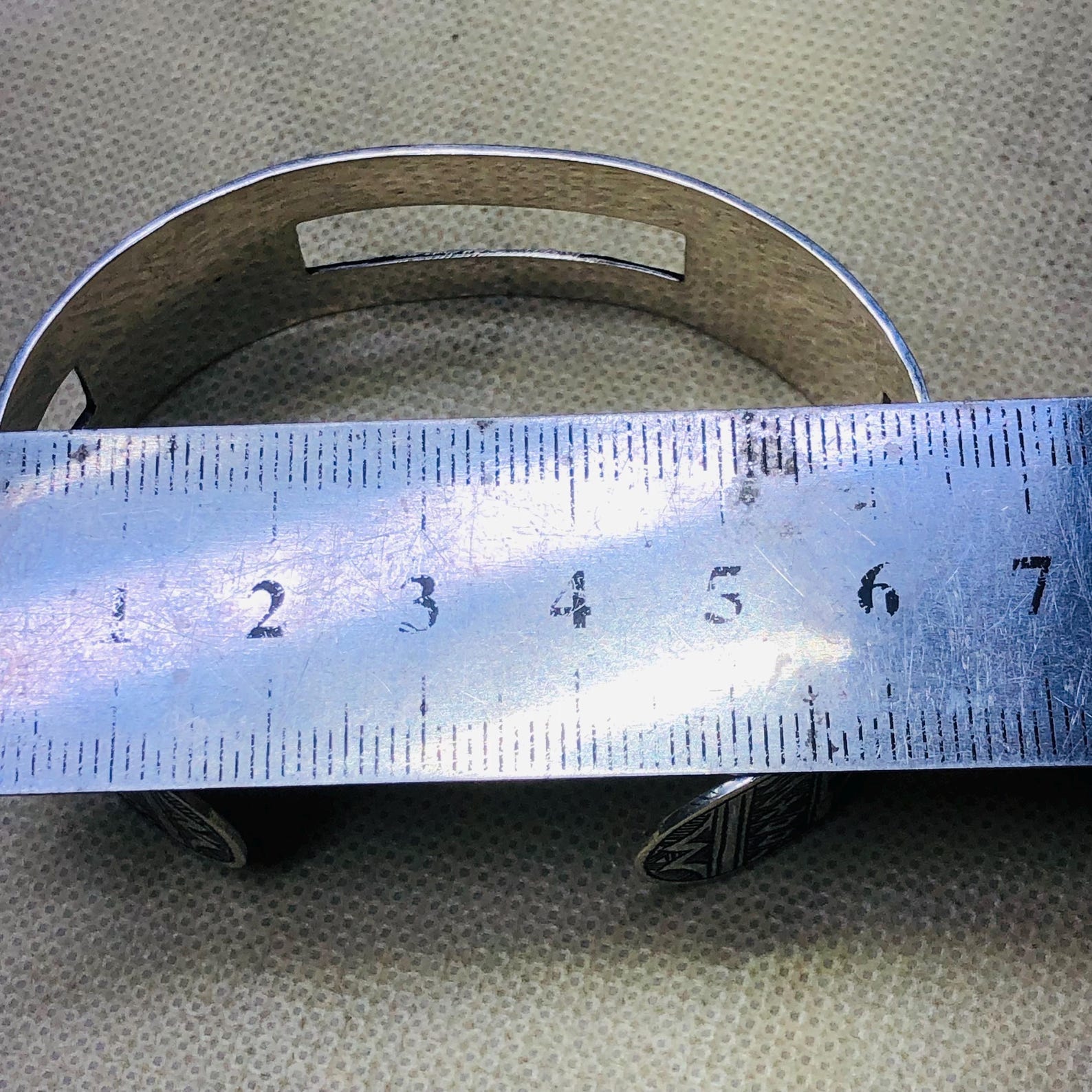 Amazigh Tuareg Berber Gravé Maroc Bracelet with Open Silver Design