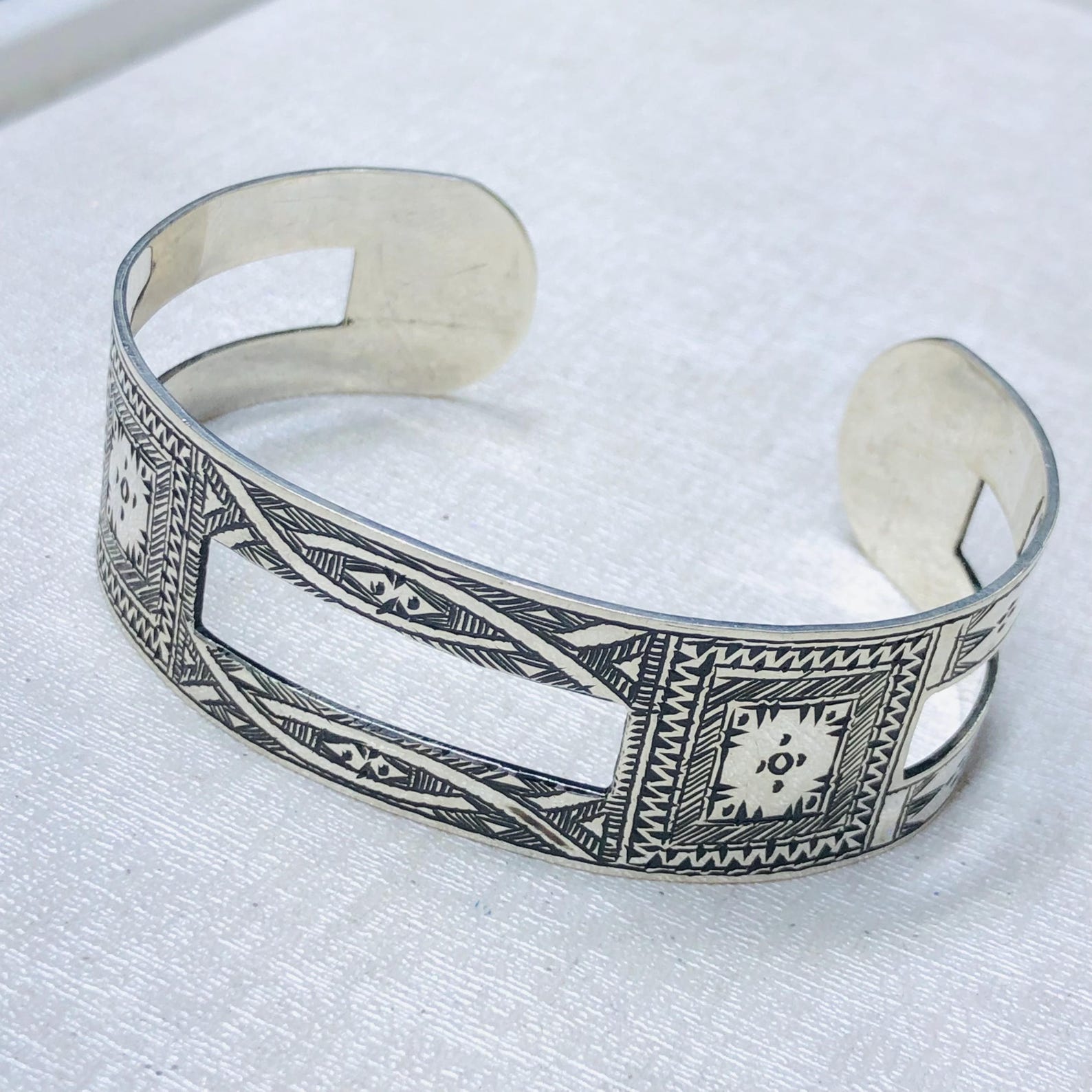 Amazigh Tuareg Berber Gravé Maroc Bracelet with Open Silver Design