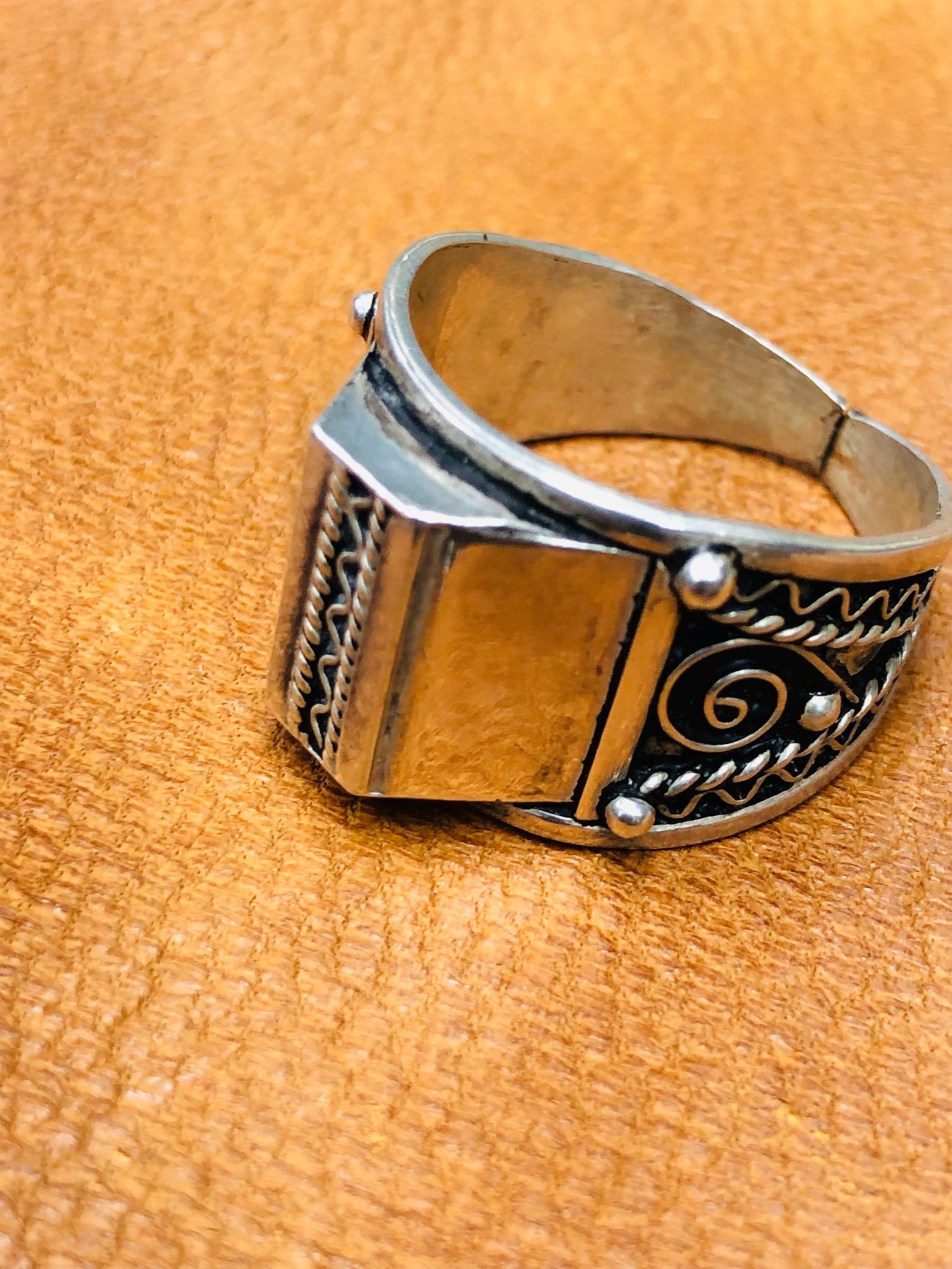 Berber Tuareg Artisanat Silver Ring with Amazigh Tribal Style