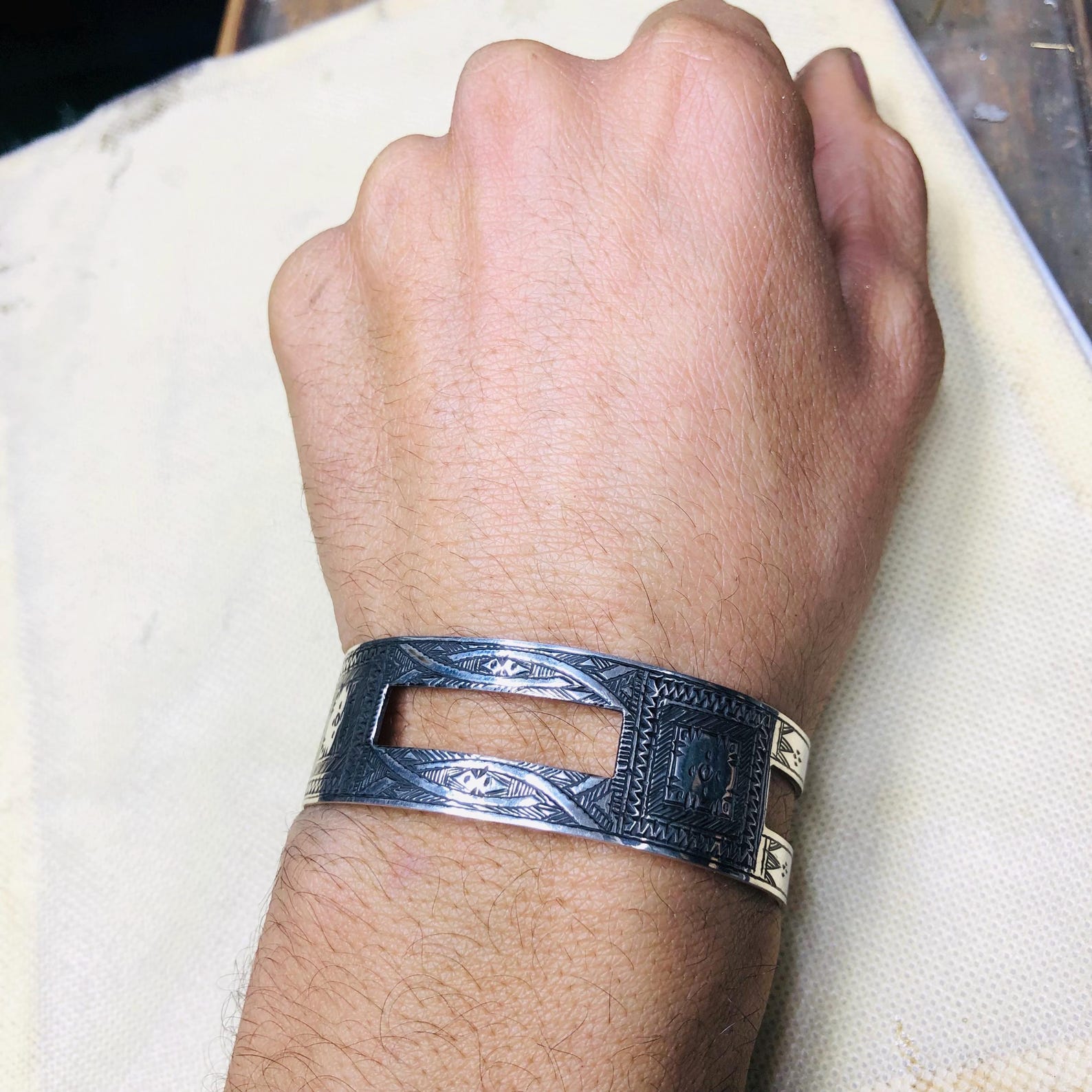 Amazigh Tuareg Berber Gravé Maroc Bracelet with Open Silver Design