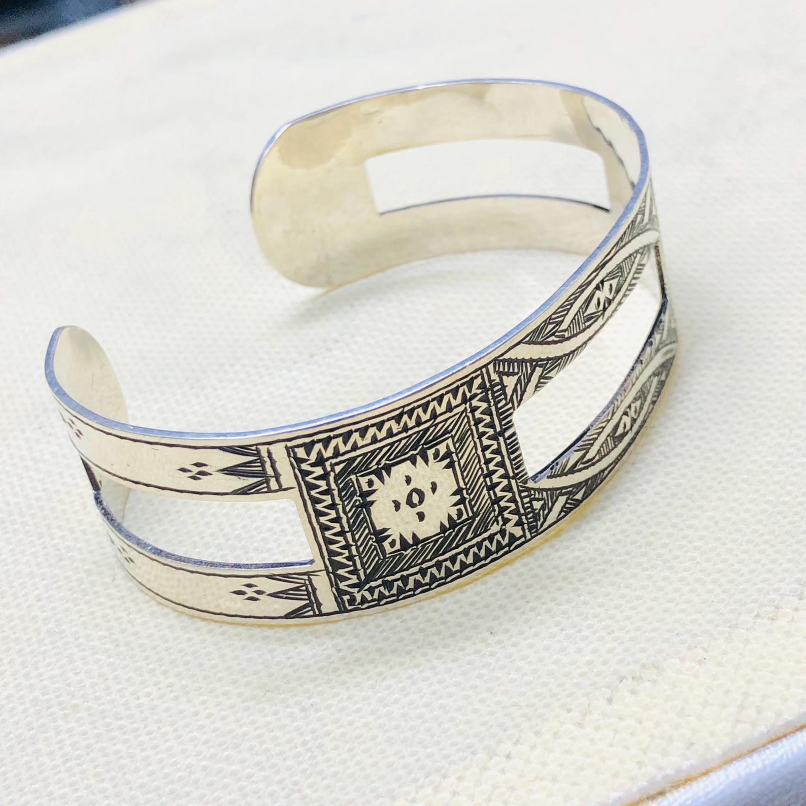 Amazigh Tuareg Berber Gravé Maroc Bracelet with Open Silver Design