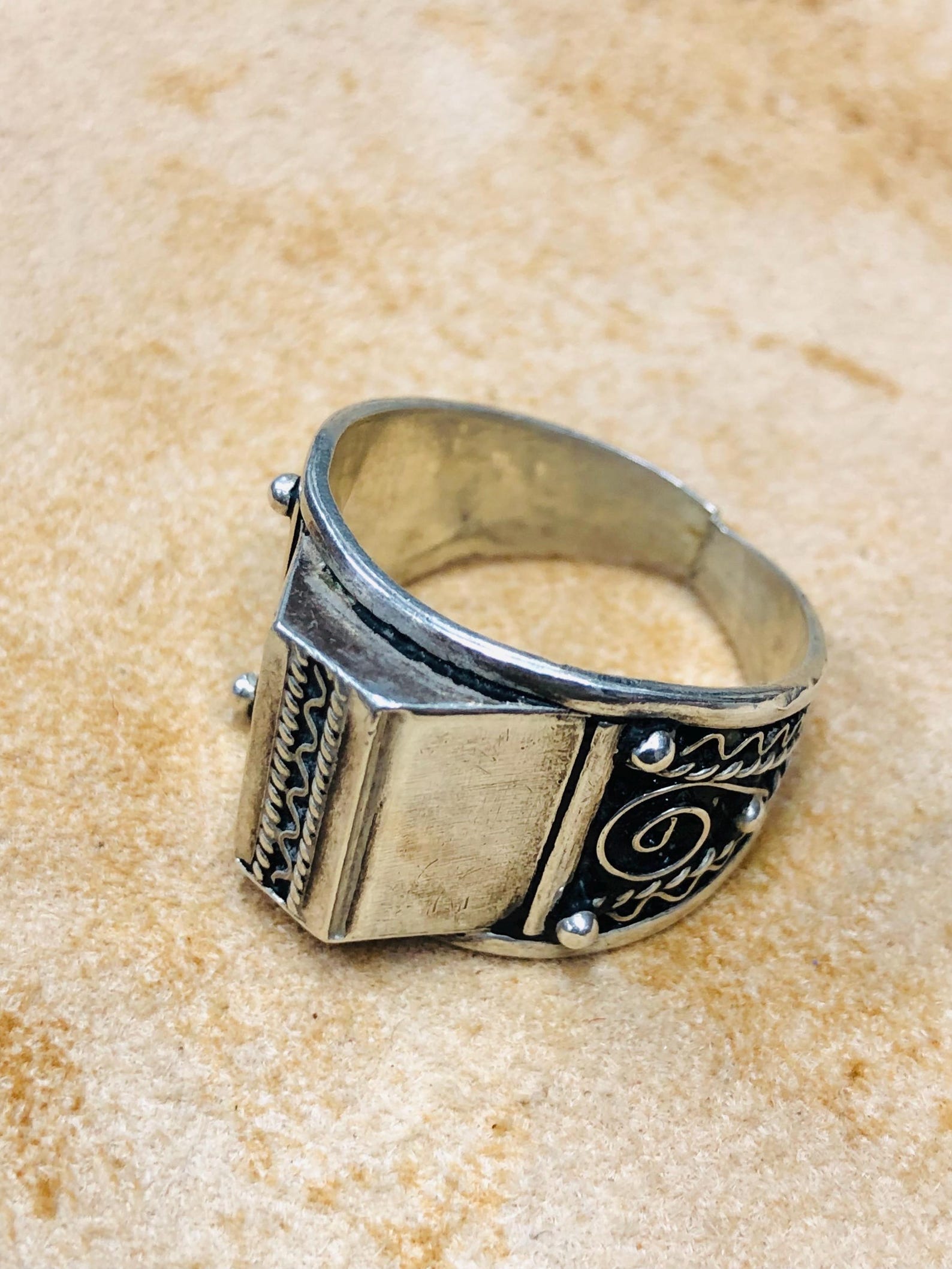 Berber Tuareg Artisanat Silver Ring with Amazigh Tribal Style