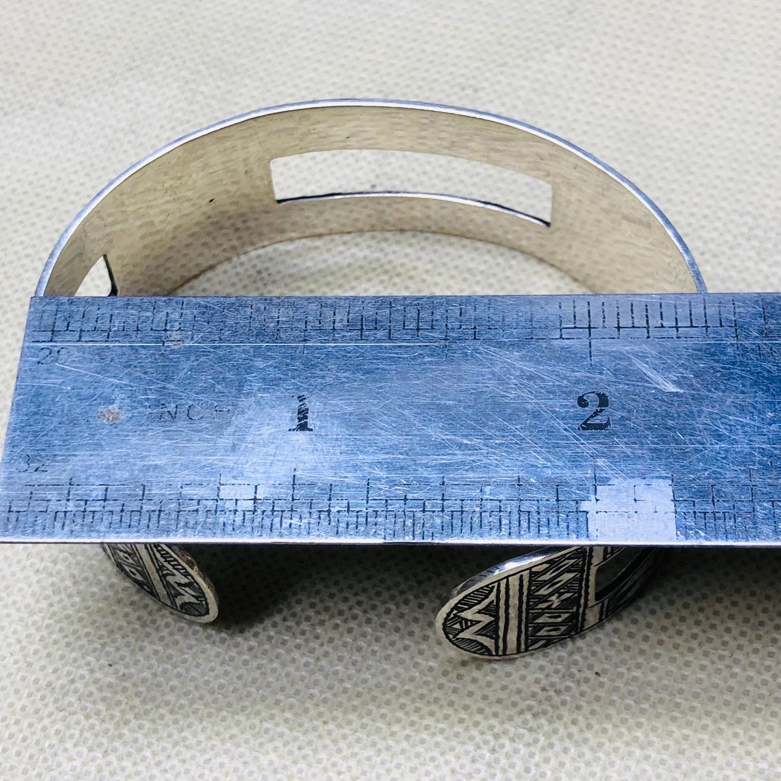 Amazigh Tuareg Berber Gravé Maroc Bracelet with Open Silver Design