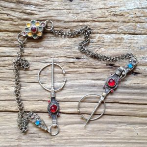 Joyería bereber Berber Fibula with Decorative Metal Crystal Enamel Jewelry Design