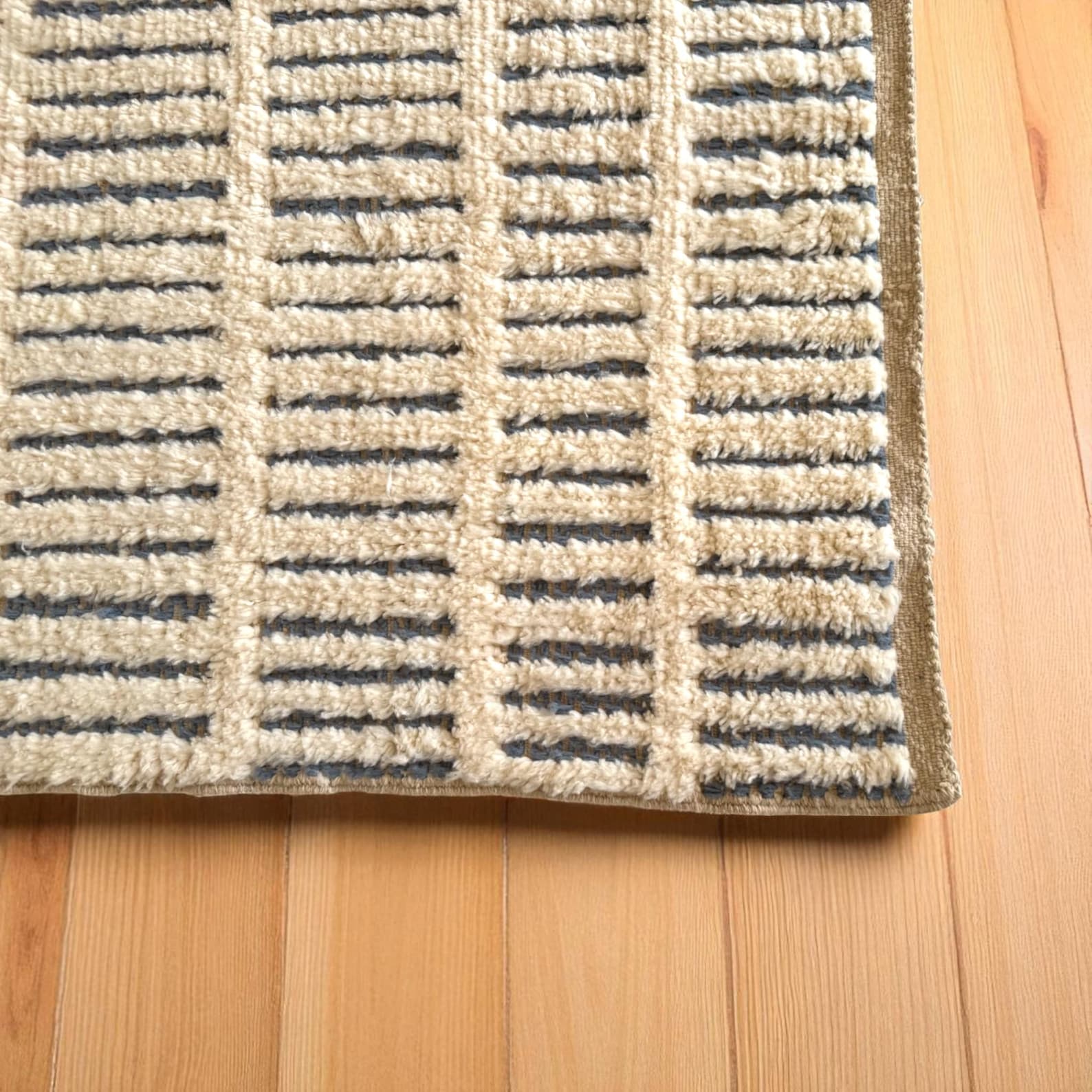 Amazigh Berber Yaz White Wool Rug with Striped Geometric Design